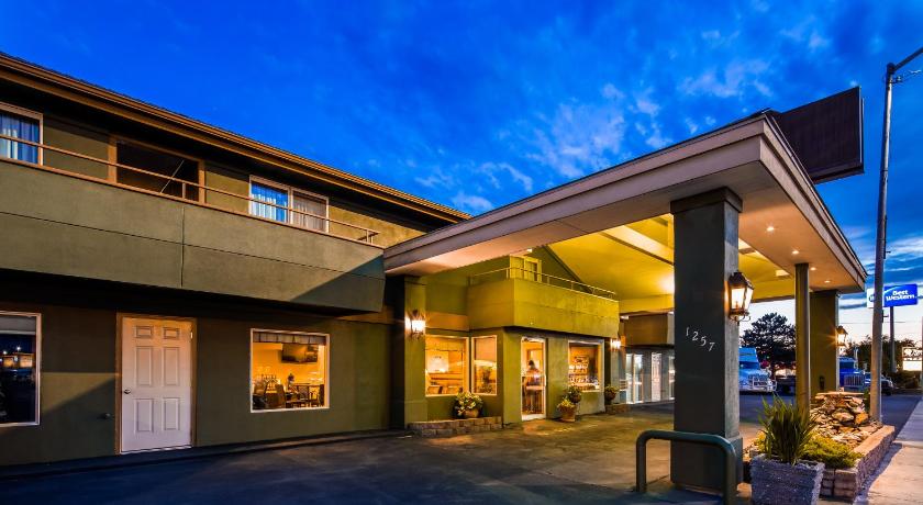 RiverTree Inn & Suites