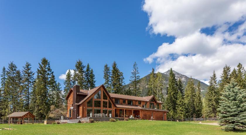 a large cabin with a view of the mountains, Home Lodge in Golden (BC)