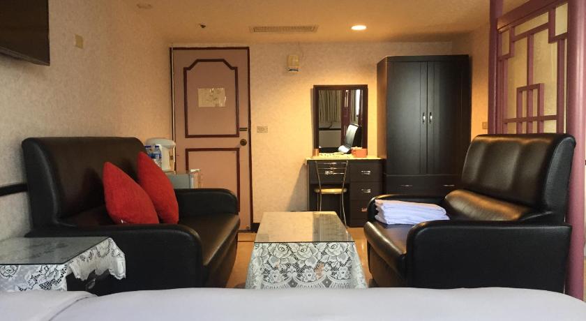 a living room filled with furniture and a couch, King Lo Tung Hotel in Yilan