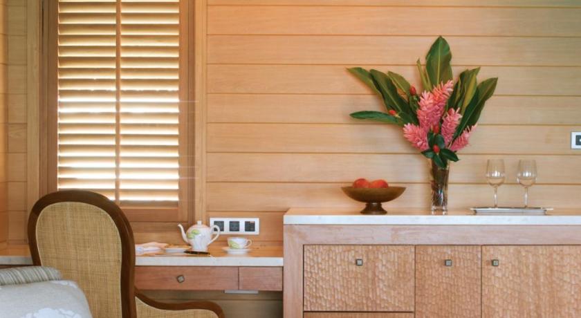 รูปของโอเวอร์วอเทอร์ บังกะโล สวีท 1 ห้องนอน เตียงคิงไซส์วิวลากูน (One Bedroom Lagoon View Over Water Bungalow Suite King bed) 14