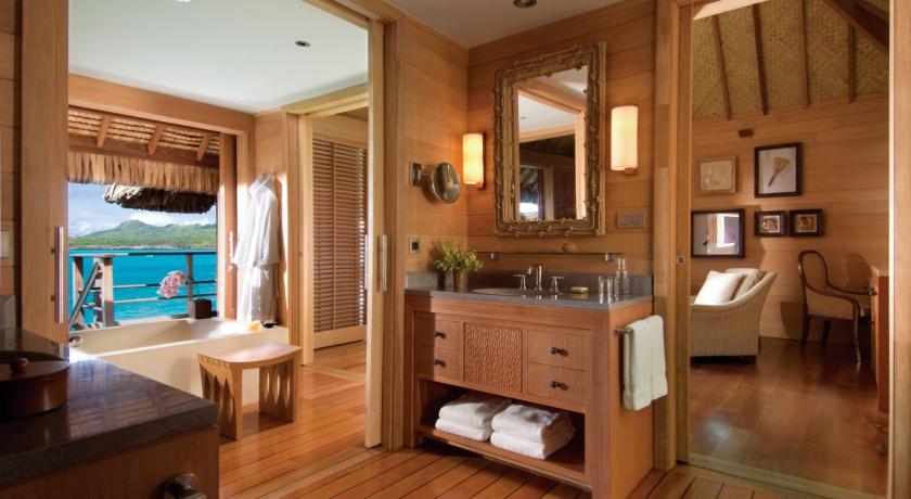 รูปของโอเวอร์วอเทอร์ บังกะโล สวีท เตียงคิงไซส์ 1 ห้องนอน วิวภูเขา (One Bedroom Mountain View Over Water Bungalow Suite King bed) 4