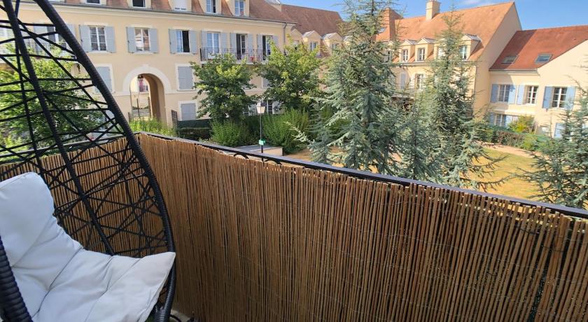 a patio area with a balcony and a chair, La Suite Star Wars - SDP in Paris