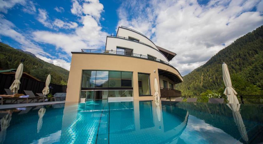 Haus Hannes Spiss befindet sich in ruhigster TOP Lage im Zentrum von St. Anton. Unsere Appartements wurden neu ausgestattet und bieten jeglichen Komfort. Spiss Hannes, App. - St. Anton am Arlberg