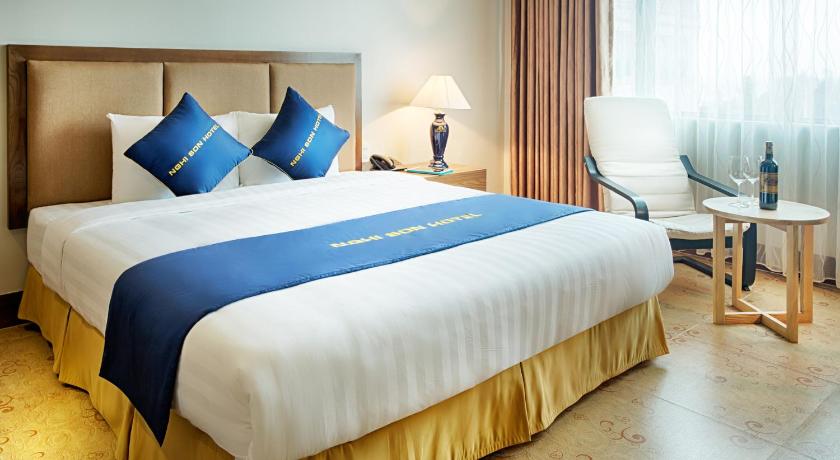 a hotel room with two beds and two lamps, Nghi Son Hotel Thanh Hoa in Tanh Gia (Thanh Hoa)