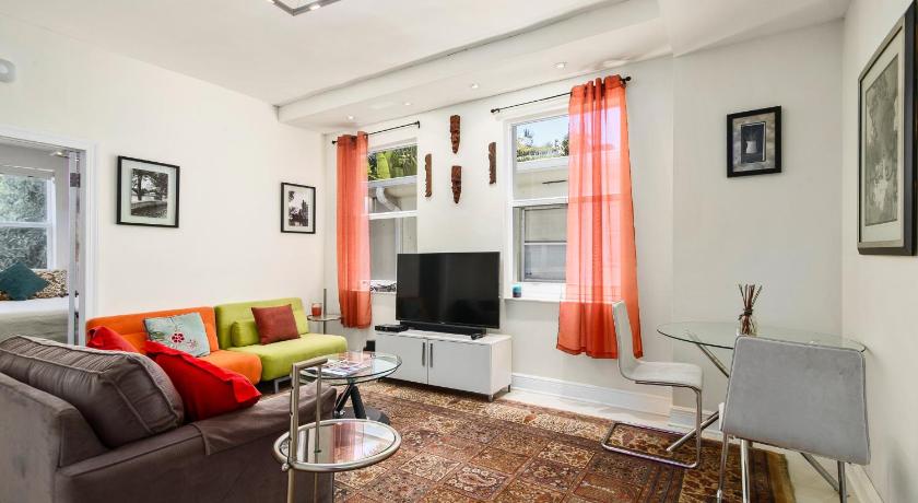 Two Bedroom Two Bath Apartment 2 Block to Beach — Hotel in Miami Beach (FL)