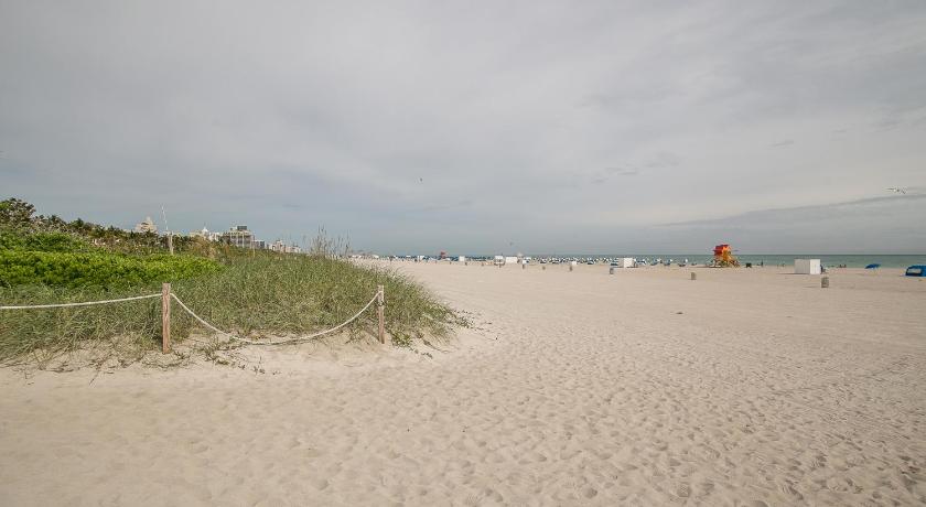 Two Bedroom Two Bath Apartment 2 Block to Beach photo
