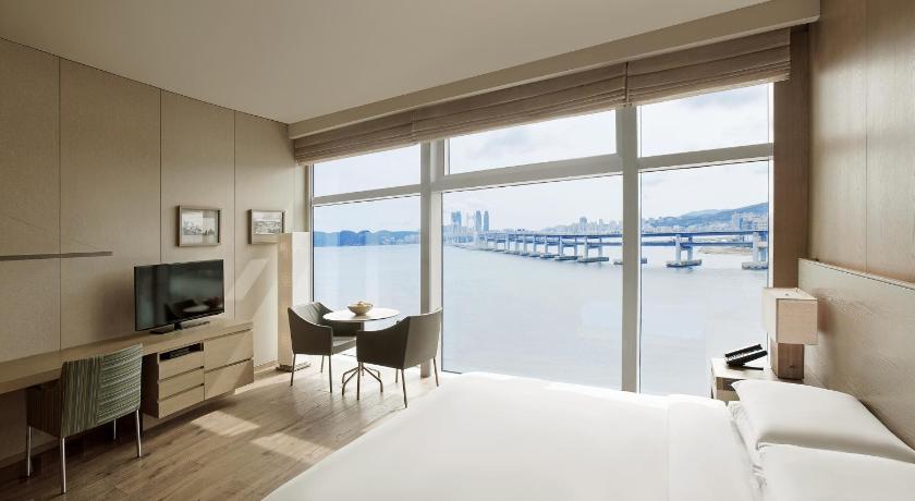Image of 1 King Bed With Ocean View 3