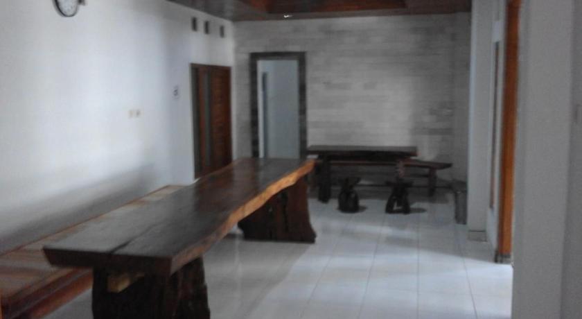 an empty room with a wooden floor, Tanjung Inn in Yogyakarta