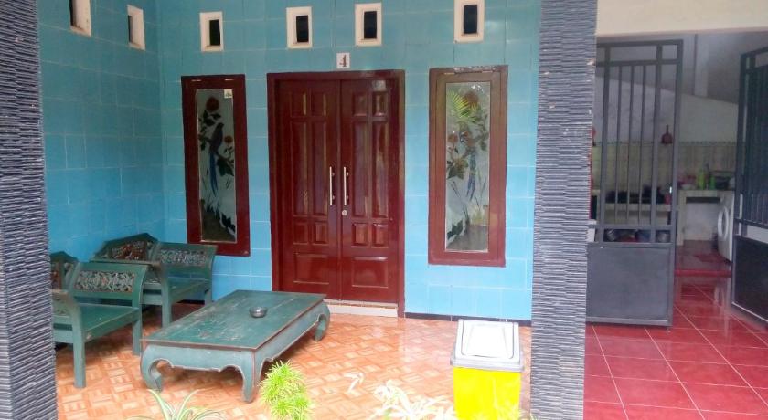 a room with a blue wall and a blue floor, Sritanjung Homestay in Banyuwangi