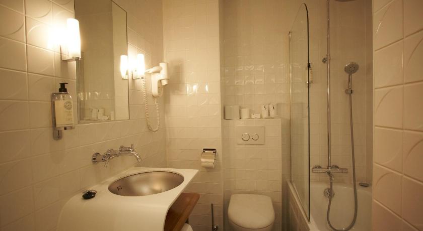 a bathroom with a toilet, sink, and shower, Aulivia Opera in Paris