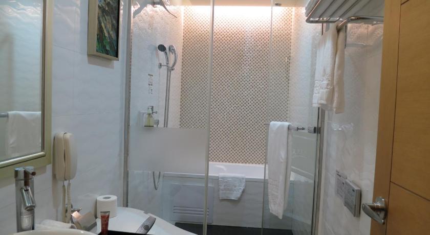 Image of Deluxe Bathtub Room 7