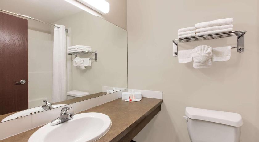 Super 8 By Wyndham Innisfail photo