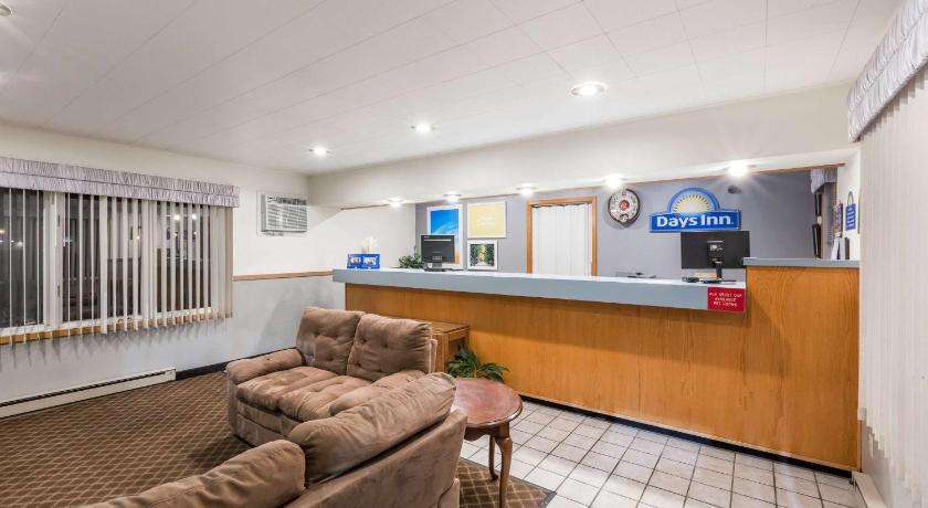 a living room filled with furniture and a tv, Days Inn by Wyndham Atlantic in Atlantic (IA)