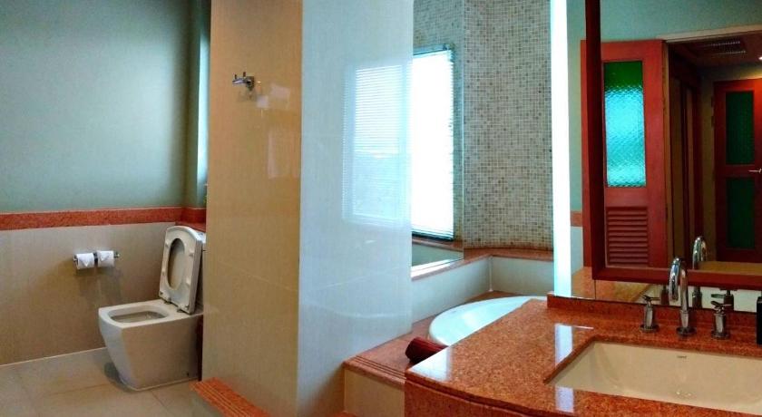 Image of Royal Family Room 12