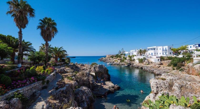 Avlemonas Bay Sea Houses. photo