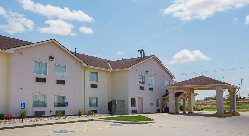 Motel 6 Omaha - IAT West photo