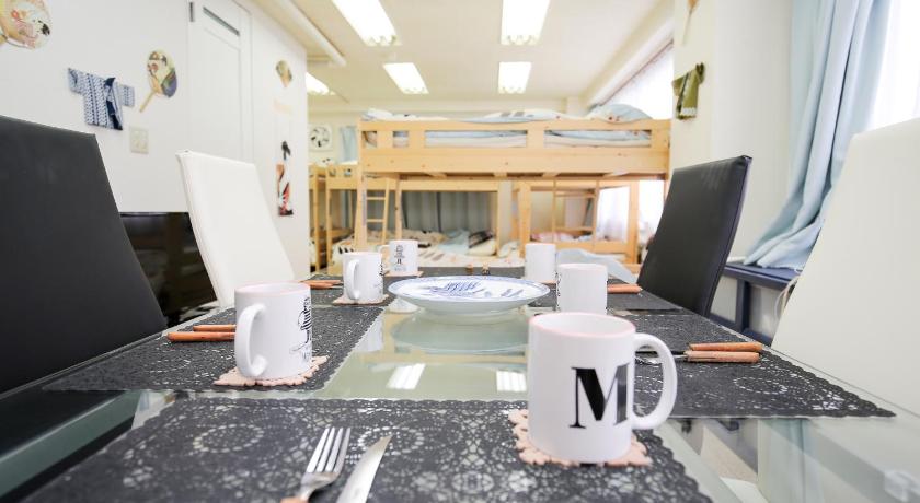 a kitchen with a table, chairs and a table cloth, Station Condominium Otsuka in Tokyo
