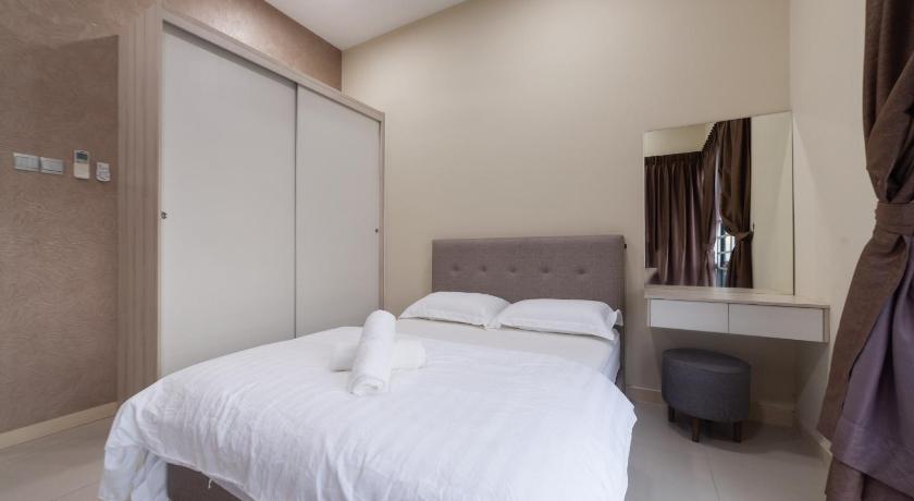 Image of Apartment with Pool View 6