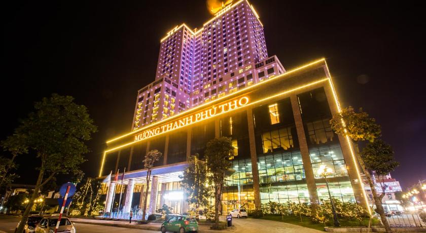 a large building with a clock on the side of it, Muong Thanh Luxury Phu Tho Hotel. in Viet Tri (Phu Tho)