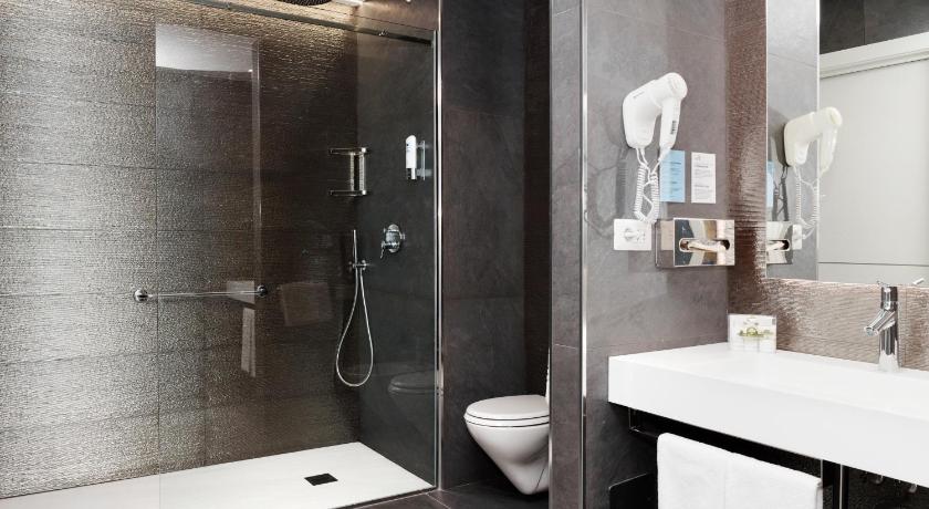 a bathroom with a toilet, sink, and bathtub, City Hotel & Suites in Foligno