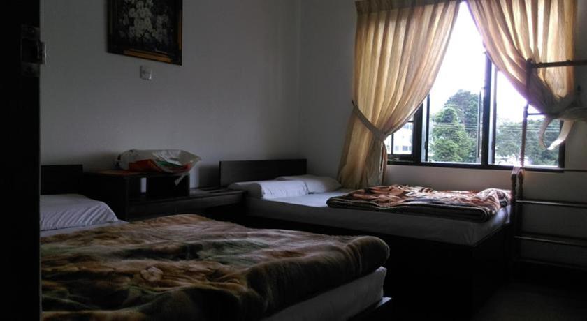 a bedroom with a bed and a window, Nuwara Eliya Homestay in Nuwara Eliya