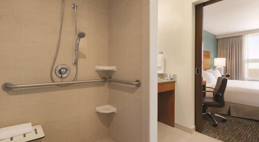 a bathroom with a toilet and a sink, Hyatt House Denver Airport in Denver (CO)
