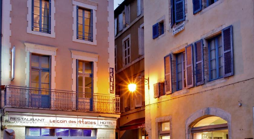 a street scene with a building and a street lamp, Hotel Le Coin des Halles in Cahors