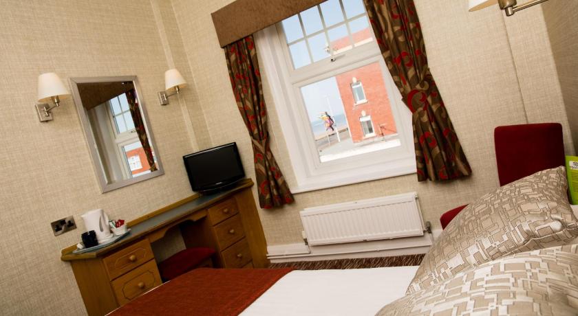 Image of Double Room with Side View 3
