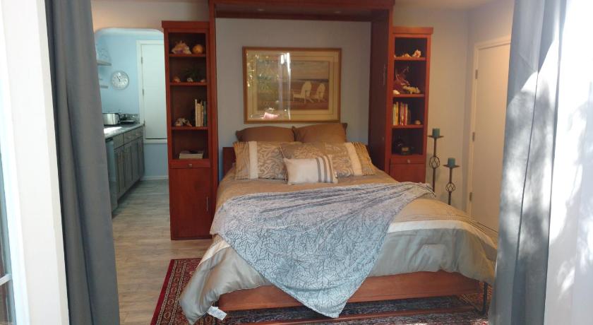 a bed in a room with a wooden floor, Casa Tranquility in San Diego (CA)