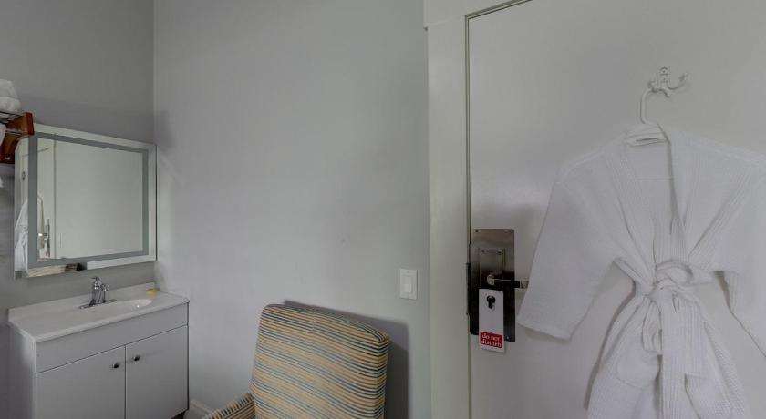 Image of Queen Shared Bathroom 2