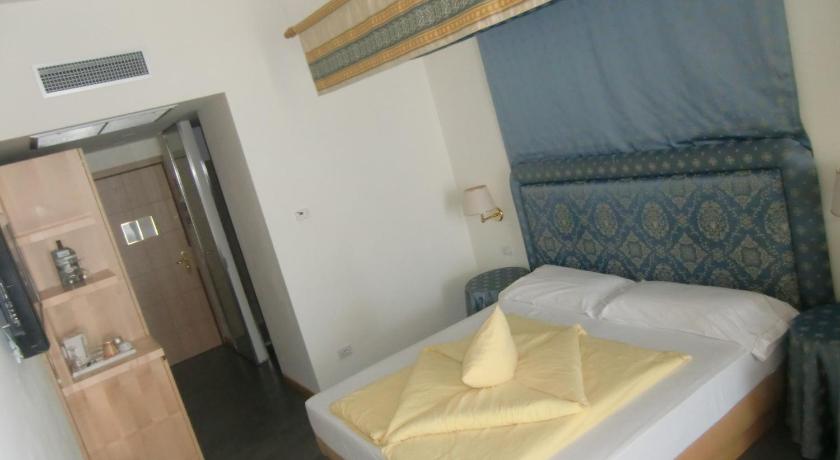 Image of Junior Suite with Terrace and Lake View 10