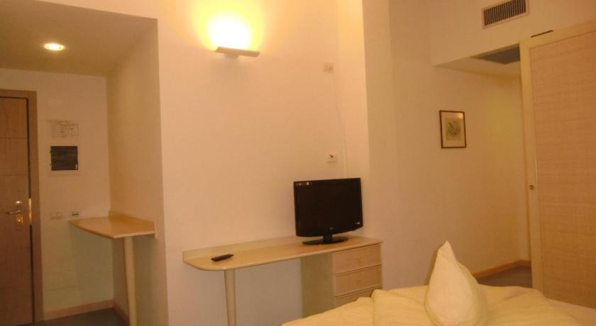 Image of Suite with Terrace and Lake View 7