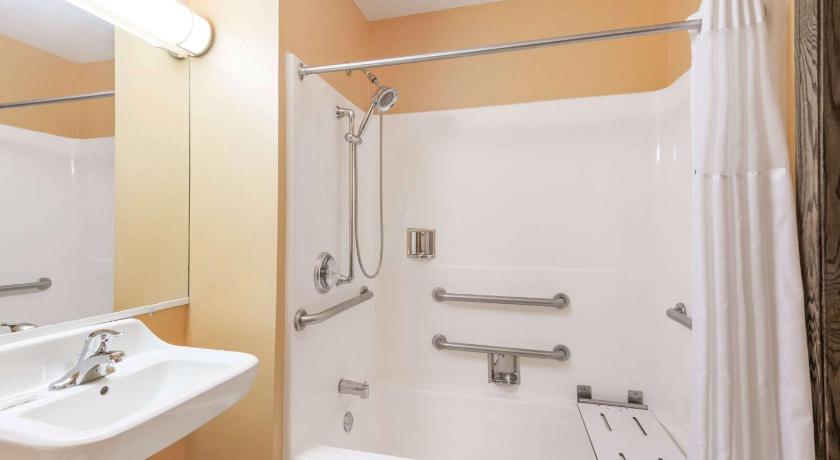Days Inn & Suites by Wyndham Youngstown / Girard Ohio photo