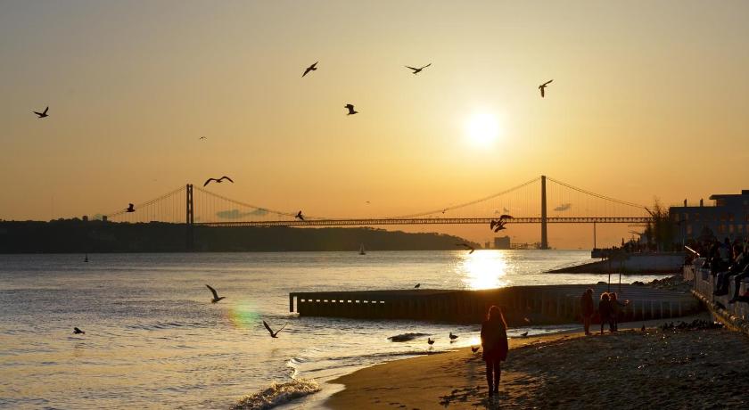 Famous Crows Lisbon Suites photo
