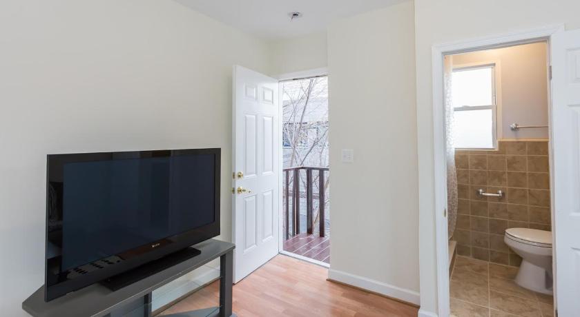 Charming studio - 3 min walk to PETWORTH Metro station; 10 min to Convention Center photo
