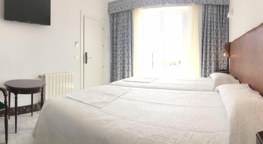 Kétszemélyes superior szoba erkéllyel (Superior Double Room with Balcony) fotója 7