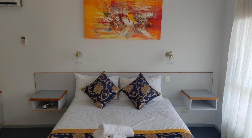 Image of Luxury One-Bedroom Apartment with Spa Bath 7