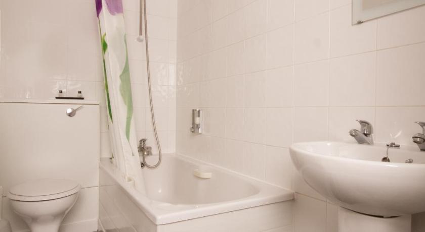 a bathroom with a sink, toilet and bathtub, Travelrest Fareham Solent Gateway in Fareham