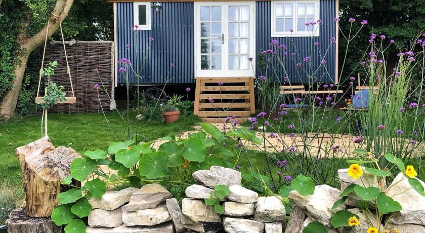 Purbeck Shepherd Huts — Hotel in Worth Matravers