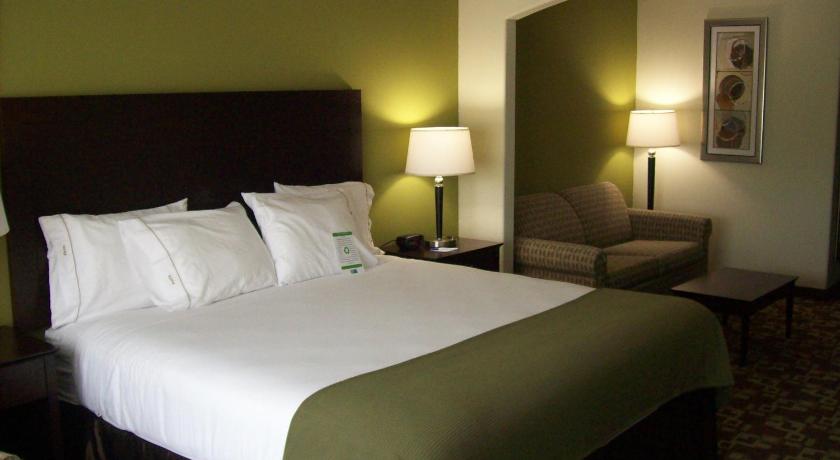 Holiday Inn Express Hotel & Suites Kansas City Sports Complex