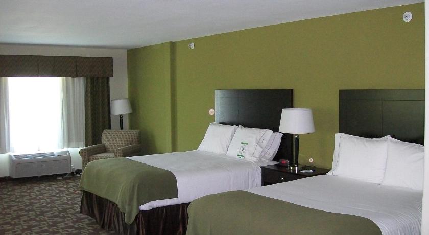 Holiday Inn Express Hotel & Suites Kansas City Sports Complex