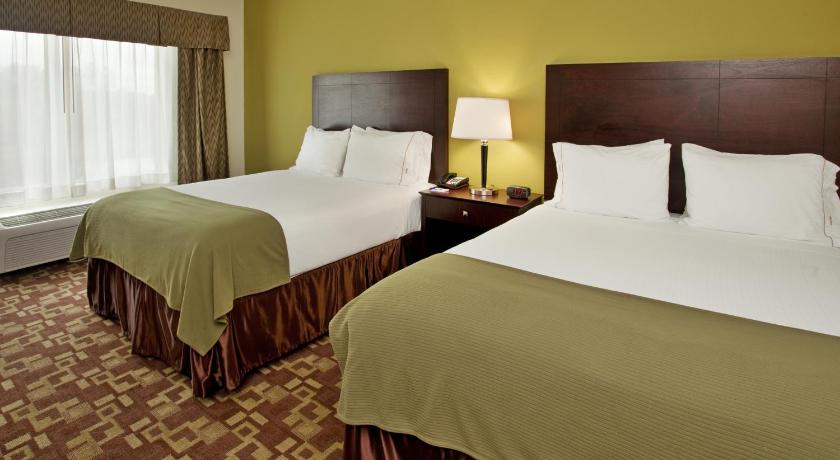 Holiday Inn Express Hotel & Suites Kansas City Sports Complex