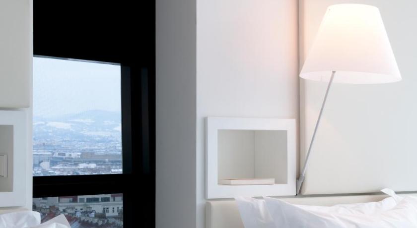 Image of Corner - Ferris Wheel View, 2 queen beds 3