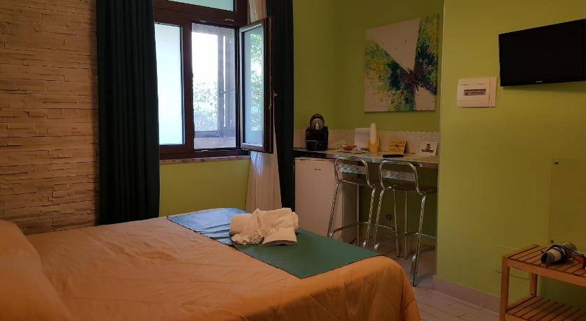 Image of King Room with Roll-In Shower - Disability Access 0