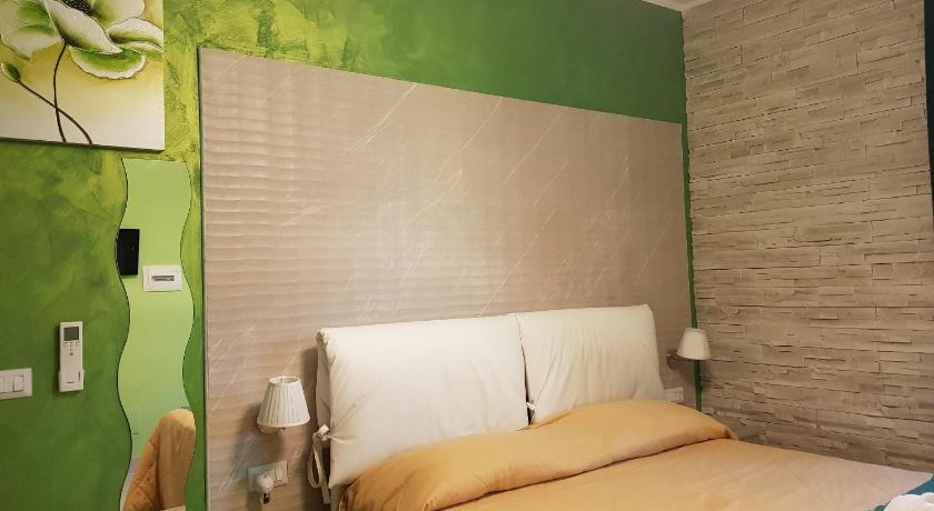 Image of King Room with Roll-In Shower - Disability Access 10