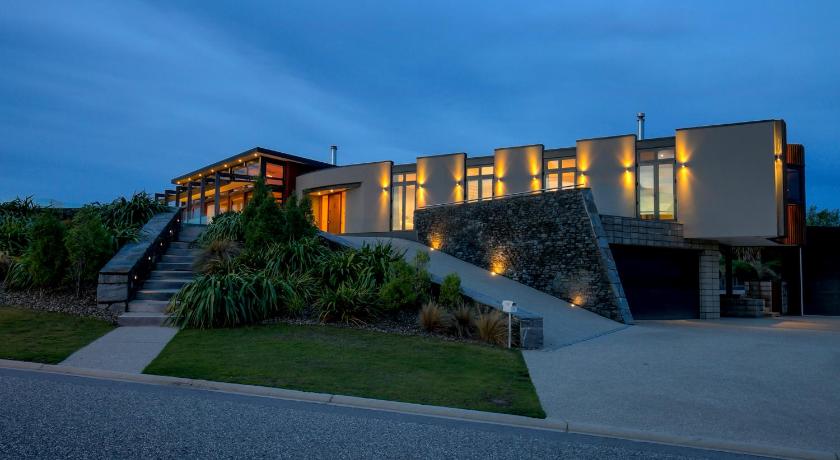 Mt Gold Retreat - Sleeps 8 - Spa Pool - Tennis Court — Hotel in Wanaka
