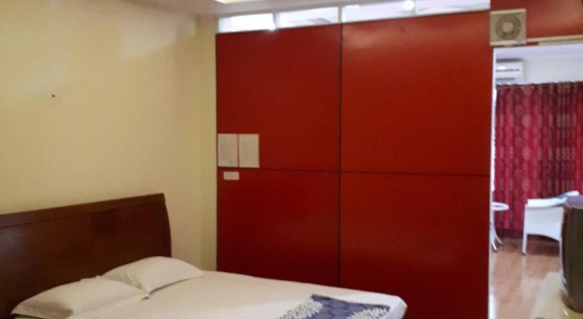 a hotel room with a bed and a desk, Bao Long Hotel in Ho Chi Minh City