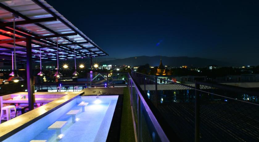 248 Street Hostel (Rooftop Bar and Pool)