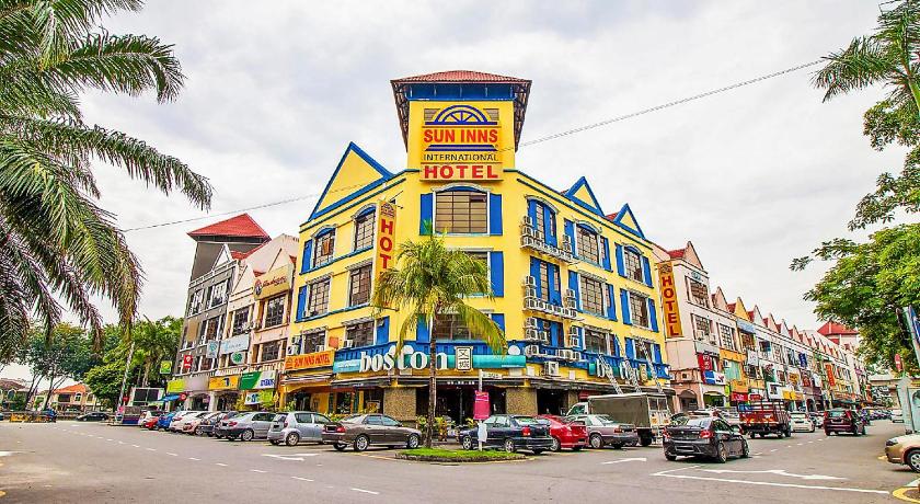a city street filled with lots of tall buildings, Sun Inns Hotel Sunway Mentari in Kuala Lumpur