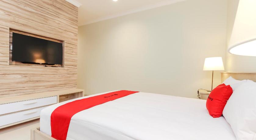 RedDoorz Premium near Ragunan Zoo 2